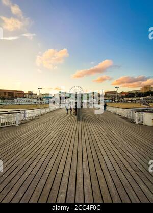 Bournemouth, Großbritannien. August 2020. Bournemouth, Großbritannien. Dienstag, 18. August 2020. Sonnenuntergang über Bournemouth als Tourist verlassen den belebten Strand. Kredit: Thomas Faull/Alamy Live Nachrichten Stockfoto