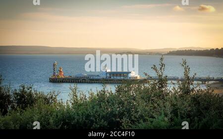 Bournemouth, Großbritannien. August 2020. Bournemouth, Großbritannien. Dienstag, 18. August 2020. Sonnenuntergang über Bournemouth als Tourist verlassen den belebten Strand. Kredit: Thomas Faull/Alamy Live Nachrichten Stockfoto