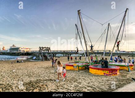 Bournemouth, Großbritannien. August 2020. Bournemouth, Großbritannien. Dienstag, 18. August 2020. Sonnenuntergang über Bournemouth als Tourist verlassen den belebten Strand. Kredit: Thomas Faull/Alamy Live Nachrichten Stockfoto