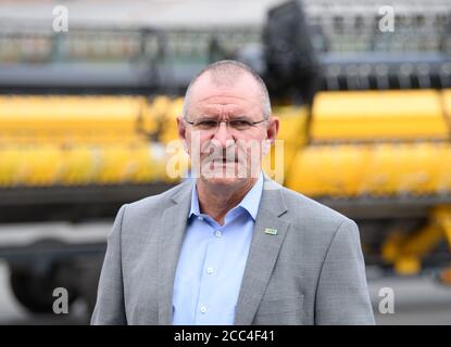 18. August 2020, Brandenburg, Niedergörsdorf/ OT Oehna: Henrik Wendorff, Präsident des Landesbäuerverbandes Brandenburg, spricht nach einer Pressekonferenz zur Erntebilanz 2020. Foto: Soeren Sache/dpa-Zentralbild/ZB Stockfoto