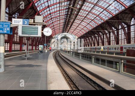 Antwerpen, Belgien, 16. August 2020, im Inneren des Hauptbahnhofs mit Gleisen, Bahnsteig und Zug Stockfoto