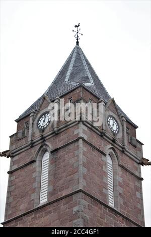 Nahaufnahme eines Uhrturms aus rosa und weißem Granit auf Banchory Ternan West Church Stockfoto