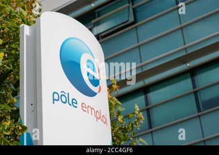 Bordeaux , Aquitaine / Frankreich - 08 10 2020 : Pole emploi Zeichen und Text-Logo vor einem Regierungsbüro französisch Stockfoto