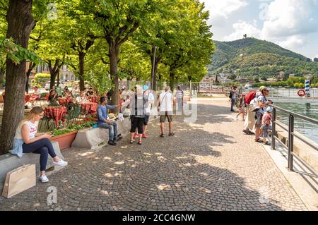 Como, Lombardei, Italien - 18. Juni 2019: Touristen genießen Como See Promenade an einem heißen Sommertag im Zentrum von Como. Stockfoto