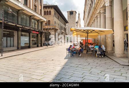 Como, Lombardei, Italien - 18. Juni 2019: Menschen genießen eine Straße Bars und Restaurants in der Altstadt von Como in einem heißen Sommertag, Italien Stockfoto