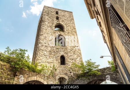 Turm der Como-Mauer rund um das historische Stadtzentrum, Como, Italien Stockfoto