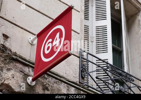 Bordeaux , Aquitaine / Frankreich - 08 10 2020 : 64 Zeichen Nummer Logo vor Mode Shop Kleidung aus bask französisch Land Stockfoto