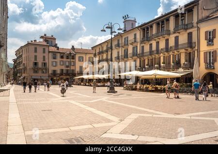 Como, Lombardei, Italien - 18. Juni 2019: Blick auf Duomo Platz mit traditionellen italienischen Straßencafé in der Altstadt von Como, Italien. Stockfoto