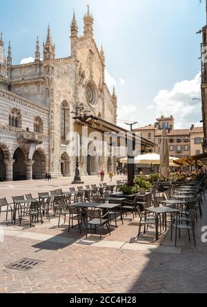 Como, Lombardei, Italien - 18. Juni 2019: Blick auf Duomo Platz mit traditionellen italienischen Straßencafé in der Altstadt von Como, Italien. Stockfoto