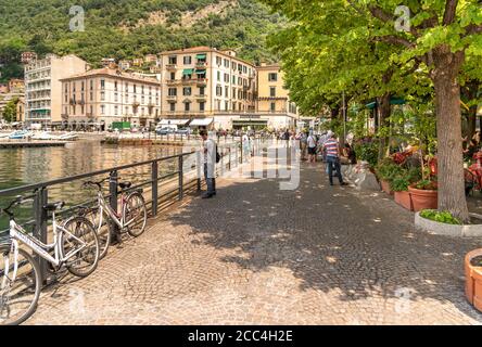 Como, Lombardei, Italien - 18. Juni 2019: Touristen genießen Como See Promenade in einem heißen Sommertag im Zentrum von Como, Italien Stockfoto