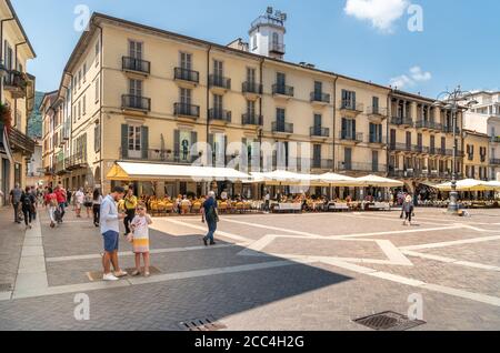 Como, Lombardei, Italien - 18. Juni 2019: Blick auf Duomo Platz mit traditionellen italienischen Straßencafé in der Altstadt von Como, Italien. Stockfoto