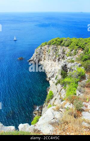 Segelschiff in der Nähe von felsigen Klippen mit Pinienwald, Adria, Kroatien Stockfoto