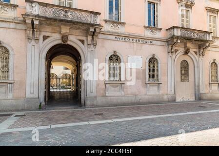 Como, Lombardei, Italien - 18. Juni 2019: Fassade des historischen Museums Giuseppe Garibaldi im historischen Zentrum von Como, Italien. Stockfoto