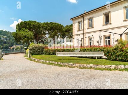 Como, Lombardei, Italien - 18. Juni 2019: Villa Geno im Park am Ufer des Comer Sees, Italien Stockfoto