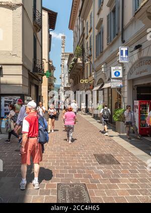 Como, Lombardei, Italien - 18. Juni 2019: Besucher des historischen Zentrums mit vielen Geschäften und Bars in Como, Italien Stockfoto