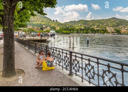 Como, Lombardei, Italien - 18. Juni 2019: Touristen genießen Como See Promenade in einem heißen Sommertag im Zentrum von Como, Italien Stockfoto