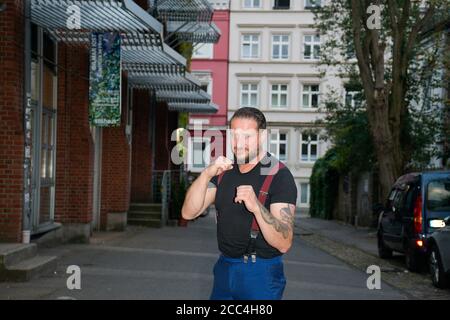 Hundepfleger Gerd Schuster, Die Rüden, Zeise Kino, Hamburg, Altona, 17.08.2020 Stockfoto