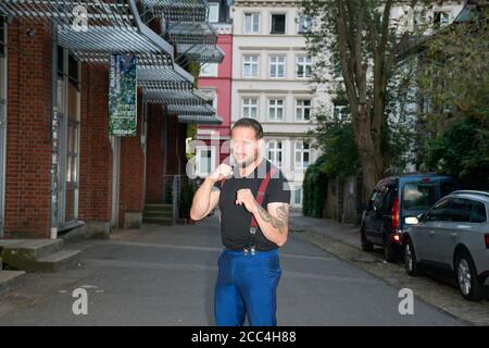 Hundepfleger Gerd Schuster, Die Rüden, Zeise Kino, Hamburg, Altona, 17.08.2020 Stockfoto