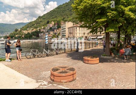 Como, Lombardei, Italien - 18. Juni 2019: Touristen genießen Como See Promenade in einem heißen Sommertag im Zentrum von Como, Italien Stockfoto