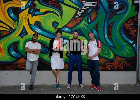 Darsteller Ibrahim Al-Khalil, Sabine Winterfeldt, Hundepfleger Gerd Schuster, Darsteller Konstantin-Philippe Benedikt, Die Rüden, Zeise Kino, Hamburg, Stockfoto