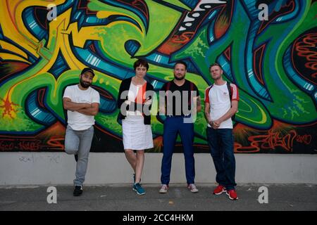 Darsteller Ibrahim Al-Khalil, Sabine Winterfeldt, Hundepfleger Gerd Schuster, Darsteller Konstantin-Philippe Benedikt, Die Rüden, Zeise Kino, Hamburg, Stockfoto