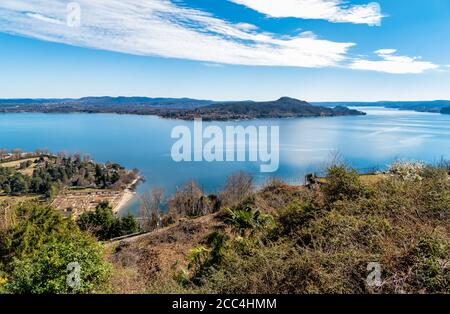 Panoramablick auf den Lago Maggiore an einem klaren Tag, gesehen von Massino Visconti Dorf über Lesa, Piemont, Italien Stockfoto