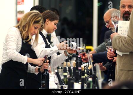Turin, Piemont, Italien. -10/26/2009- Messe "Wine Show", Sommelierin entkorken eine Flasche Wein nach Geschmack. Stockfoto