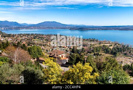 Panoramablick auf den Lago Maggiore an einem klaren Tag, gesehen von Massino Visconti Dorf über Lesa, Piemont, Italien Stockfoto