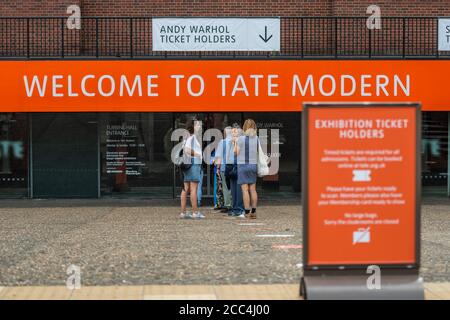 London, Großbritannien. August 2020. Man muss jetzt die Eintrittszeiten buchen die Tate Modern Gallery hat nach der Lockerung der Coronavirus-Sperrbeschränkungen wieder geöffnet. Kredit: Guy Bell/Alamy Live Nachrichten Stockfoto
