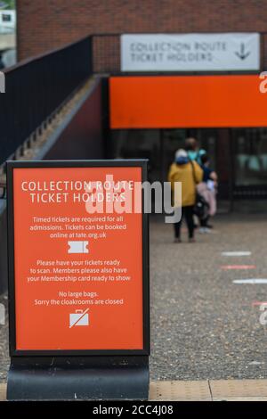 London, Großbritannien. August 2020. Man muss jetzt die Eintrittszeiten buchen die Tate Modern Gallery hat nach der Lockerung der Coronavirus-Sperrbeschränkungen wieder geöffnet. Kredit: Guy Bell/Alamy Live Nachrichten Stockfoto