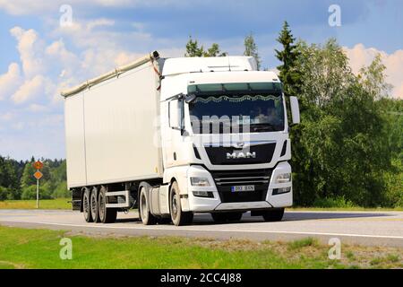 White MAN Sattelschlepper liefert Waren auf Autobahn 2 an einem schönen Tag des Sommers. Forssa, Finnland. Juli 17, 2020. Stockfoto