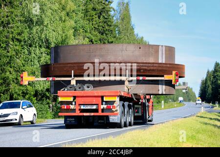 Verkehr aus entgegengesetzter Richtung, der dem 7,1 Meter breiten Lasttransport durch Sattelauflieger von Janhunen Platz gibt. Rückansicht. Urjala, Finnland. 14. August 2020. Stockfoto