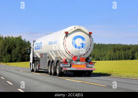 Weißer Scania-Satteltank-LKW Gasum transportiert LNG, Flüssiggas, ADR 223-1972, auf dem Highway 2 im Sommer. Jokioinen, Finnland. 14. August 2020. Stockfoto