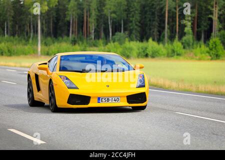 Yellow Lamborghini Gallardo 5.0 (V10) E-Gear 500PS Jahr 2003 bei Geschwindigkeit auf dem Highway 10. Jokioinen, Finnland. August 2020. Stockfoto