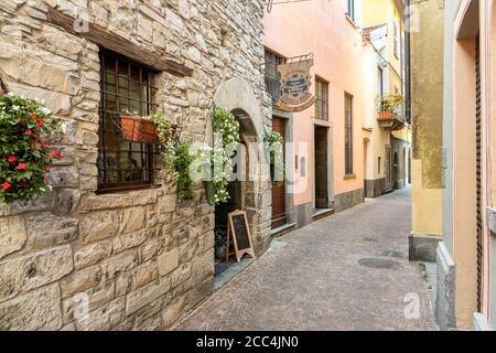 Torno, Lombardei, Italien - 8. Juli 2019: Schmale Straße des alten Dorfes Torno, mit Blick auf den Comer See, Lombardei, Italien Stockfoto