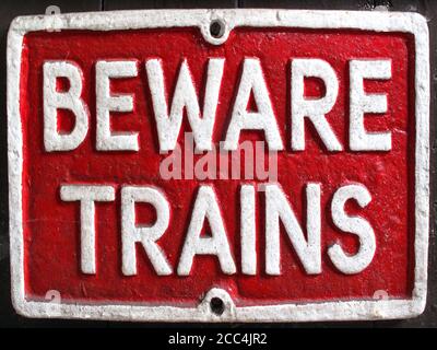 Alte vintage rot retro notressed Eisenbahn Emaille Metall-Schild mit Text Vorsicht Züge Stock Foto Stockfoto