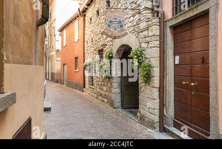 Torno, Lombardei, Italien - 8. Juli 2019: Schmale Straße des alten Dorfes Torno, mit Blick auf den Comer See, Lombardei, Italien Stockfoto