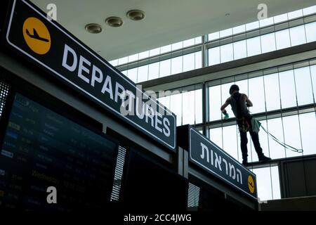 Lod, Israel. August 2020. Abfliegende Reisende stehen an den Check-in-Schaltern am Ben Gurion International Airport in Tel Aviv in der Schlange, da Israel Flugbeschränkungen lockert und Israelis den Himmel frei von und nach Griechenland, Kroatien und Bulgarien reisen und aus 17 anderen Ländern ohne Quarantäne zurückkehren dürfen. Touristen werden erlaubt, Quarantäne frei von mehreren Ländern definiert ‘grün' und vorbehaltlich einer Neubewertung alle zwei Wochen. Kredit: Nir Alon/Alamy Live Nachrichten Stockfoto