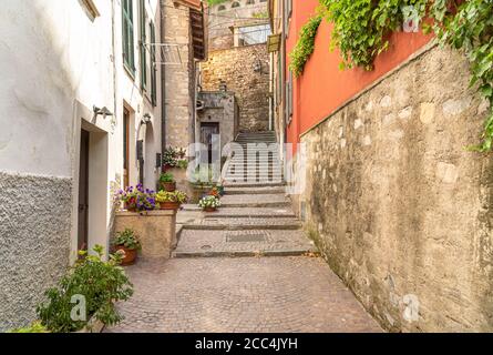 Enge Straße des alten Dorfes Torno, mit Blick auf den Comer See, Lombardei, Italien Stockfoto