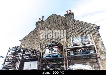 Angelausrüstung in Leigh on Sea, Essex, UK. Rostige Ketten, Paletten. Industrie. Verfallende, korrodierende Metallarbeiten. Außen gestapelt Stockfoto