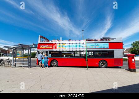 Route 68 ‘S„easide Service“, offener Busservice vor dem Bahnhof Chalkwell, Leigh, Essex, Großbritannien. Betrieben von Ensign Bus. Familienpassagiere beim Einsteigen Stockfoto