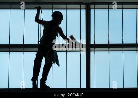 Lod, Israel. August 2020. Abfliegende Reisende stehen an den Check-in-Schaltern am Ben Gurion International Airport in Tel Aviv in der Schlange, da Israel Flugbeschränkungen lockert und Israelis den Himmel frei von und nach Griechenland, Kroatien und Bulgarien reisen und aus 17 anderen Ländern ohne Quarantäne zurückkehren dürfen. Touristen werden erlaubt, Quarantäne frei von mehreren Ländern definiert ‘grün' und vorbehaltlich einer Neubewertung alle zwei Wochen. Kredit: Nir Alon/Alamy Live Nachrichten Stockfoto