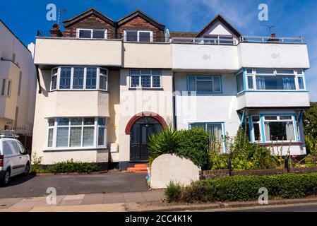 Hotel im Art déco-Stil in Leigh on Sea, Essex, Großbritannien. Der Ridgeway exklusive Bereich. Helles weißes Zuhause Stockfoto