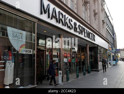 Leicester, Leicestershire, Großbritannien. August 2020. Eine Frau verlässt Marks und Spencer. Marks & Spencer kürzen 7,000 Arbeitsplätze in seinen Filialen und erklären, dass die Òthe-Coronavirus-Pandemie deutlich gemacht habe, dass es in tradeÓ eine materielle Verschiebung gegeben habe. Credit Darren Staples/Alamy Live News. Stockfoto