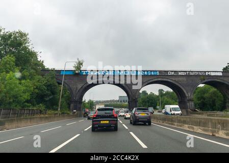 Danke NHS Graffiti, bemalt über berühmten Give Erbsen A Chance Slogan auf Chalfont Viaduct, M25, London, UK während COVID-19 Sperrung. Verkehr Stockfoto