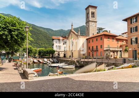 Torno, Lombardei, Italien - 8. Juli 2019: Zentraler Platz des alten Dorfes Torno mit Blick auf den Comer See, Italien Stockfoto