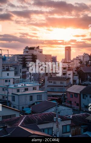 Blick während des Sonnenaufgangs in Atami, Japan von der Dachterrasse. Hochformat. Stockfoto