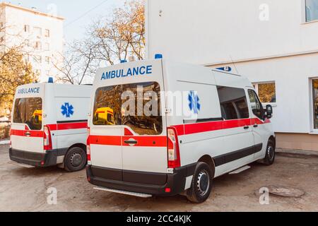 Zaporozhye/Ukraine - November 08 2019 : moderner Krankenwagen. Rückansicht eines Sanitätswagens. Stockfoto