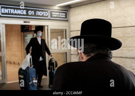 Lod, Israel. August 2020. Reisende kommen am Ben Gurion International Airport in Tel Aviv an, da Israel Flugbeschränkungen lockert und Israelis den Himmel frei von und nach Griechenland, Kroatien und Bulgarien reisen und aus 17 anderen Ländern ohne Quarantäne zurückkehren dürfen. Touristen werden erlaubt, Quarantäne frei von mehreren Ländern definiert ‘grün' und vorbehaltlich einer Neubewertung alle zwei Wochen. Kredit: Nir Alon/Alamy Live Nachrichten Stockfoto