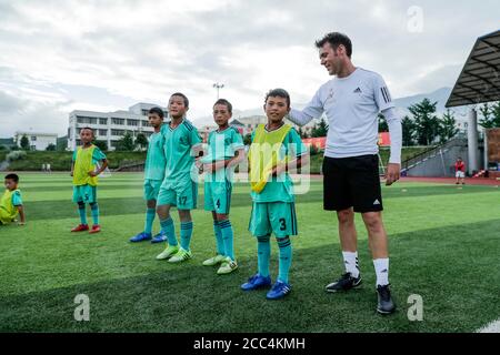 (200818) -- ZHAOJUE, 18. August 2020 (Xinhua) -- das Foto vom 13. August 2020 zeigt Javier Moros Barrera (1. R) im Umgang mit Kindern aus dem Zhaojue Real Madrid Team auf dem Lamo Fußballplatz im Bezirk Zhaojue, südwestlich der chinesischen Provinz Sichuan.Javier Moros Barrera, Ein 30-jähriger UEFA A A A LEVEL Trainer aus Zaragoza, Spanien, trainiert seit dem 13. Juli 2020 eine Fußballmannschaft aus 15 Jungen aus dem Bezirk Zhaojue und ländlichen Dörfern in der Nähe des Bezirks in der chinesischen Provinz Sichuan. Das Fußballteam namens Zhaojue Real Madrid Team ist Teil eines Trainingsprojekts, das im vergangenen Oktober gestartet wurde, das su war Stockfoto